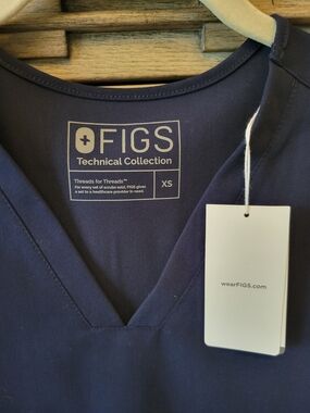 Figs V‑Neck Scrub Top in Navy